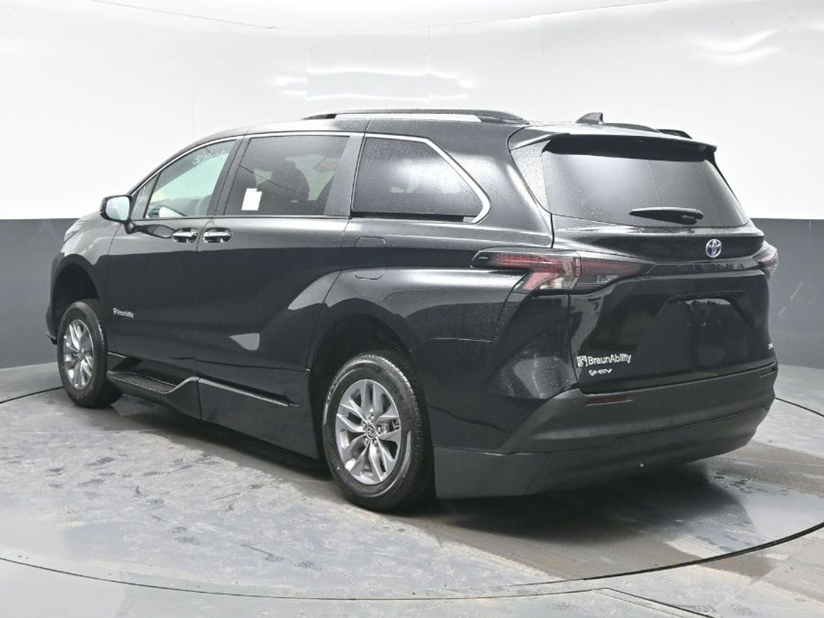 Black Toyota Sienna image number 1