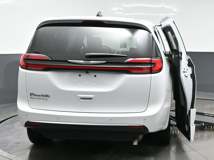 White Chrysler Pacifica image number 5