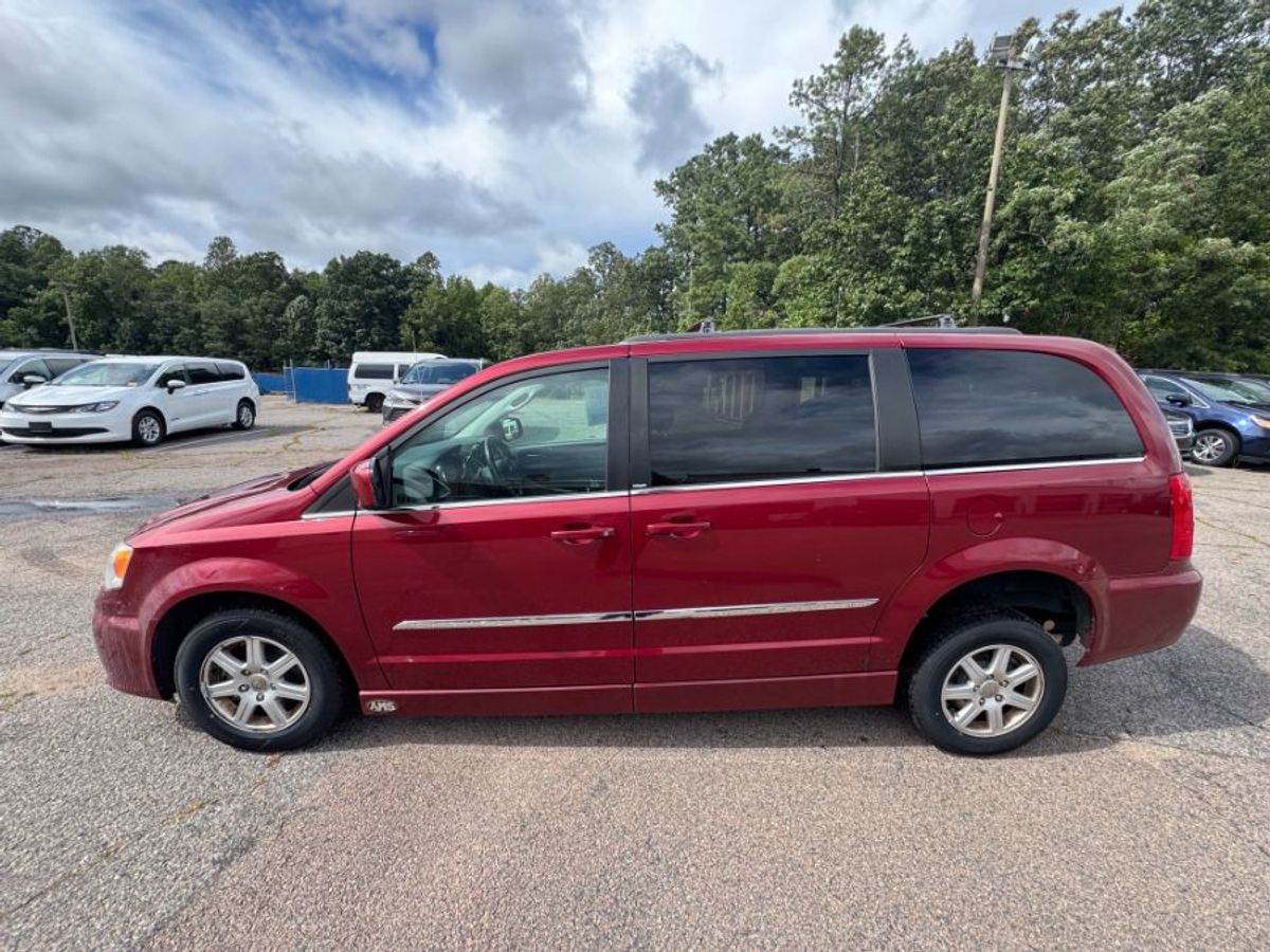  Chrysler Town and Country with Side Entry Automatic Fold Out ramp