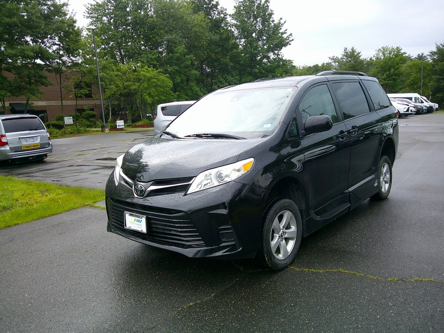Black Toyota Sienna image number 3