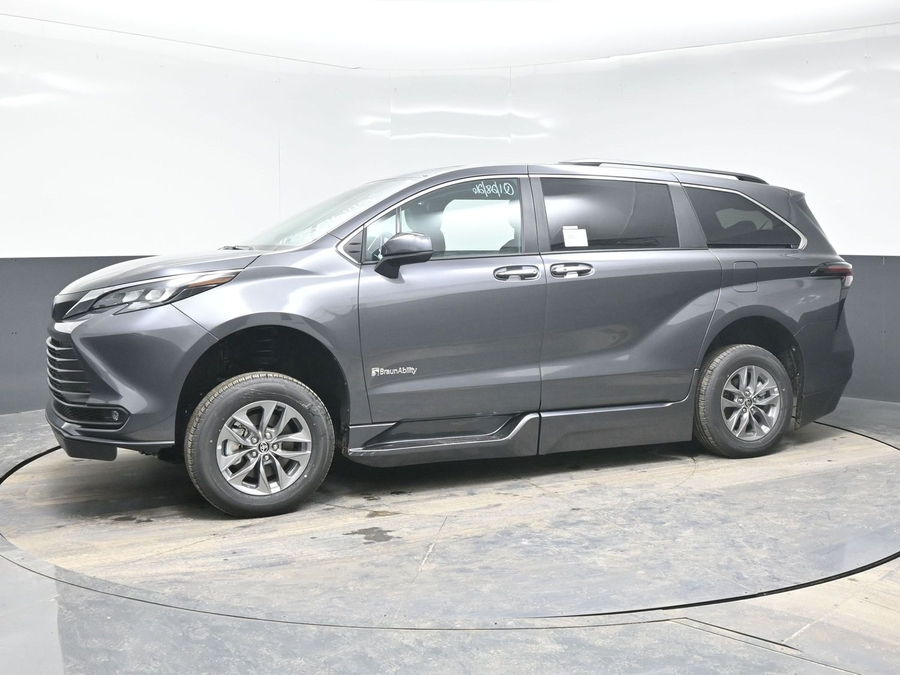 Grey Toyota Sienna image number 2