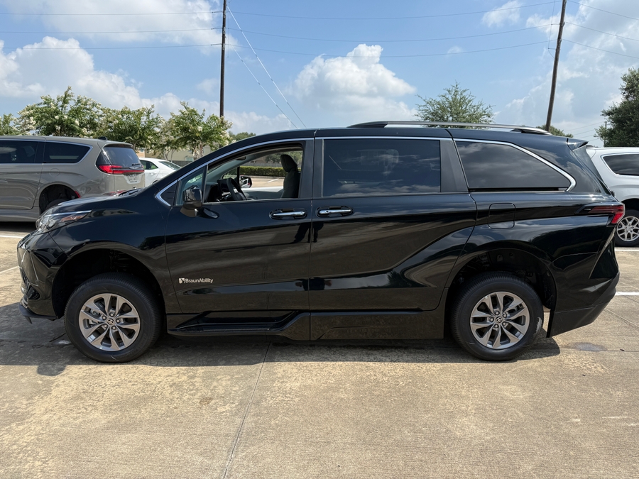 Black Toyota Sienna image number 5