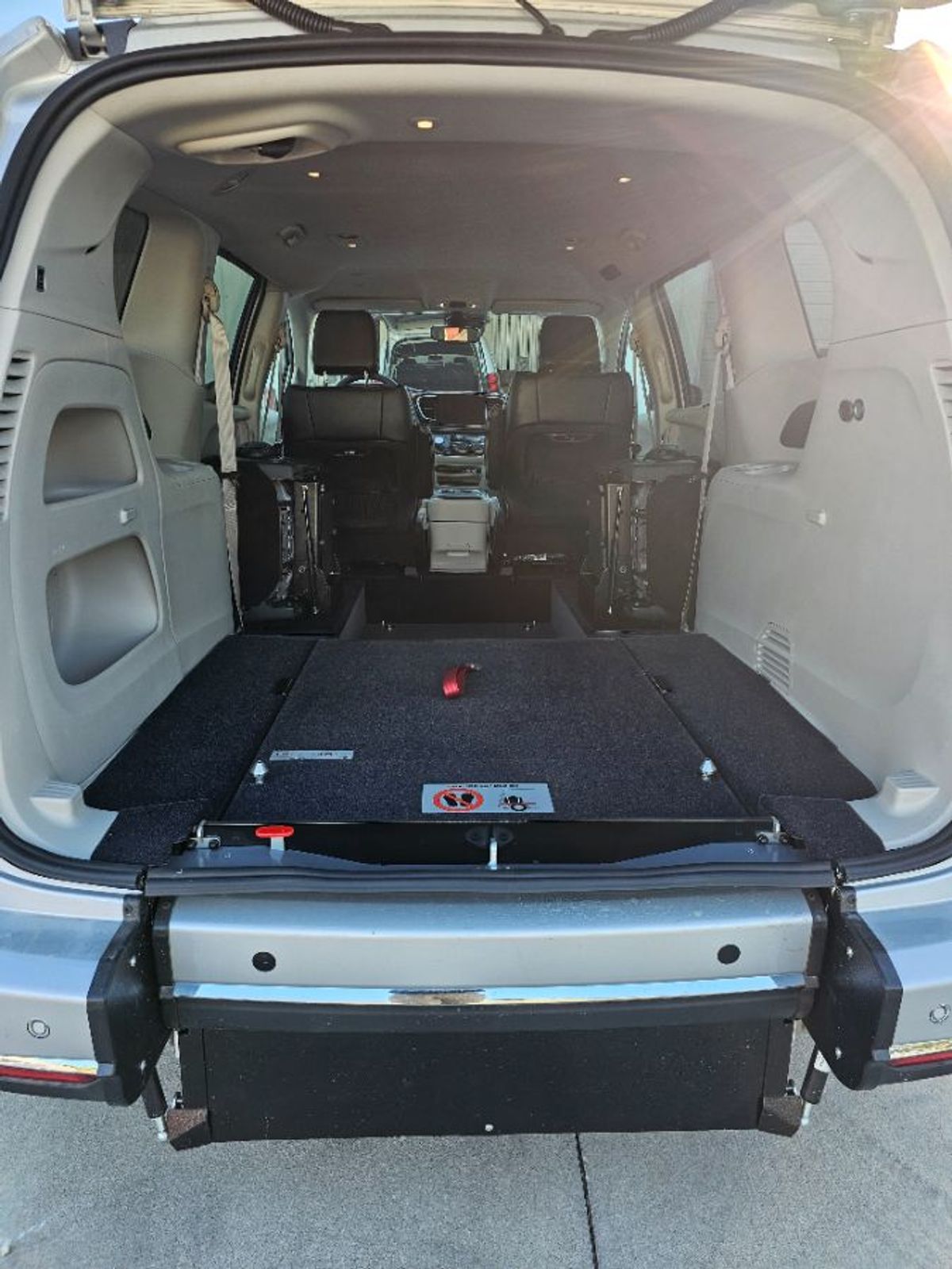 Silver Chrysler Pacifica image number 4