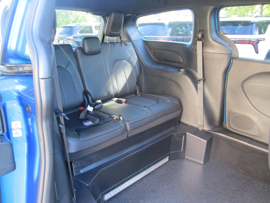 Blue Chrysler Pacifica image number 22