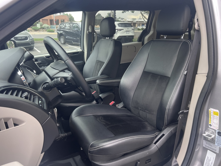 Used 2017 Dodge Grand Caravan SXT - BraunAbility Side Entry Entry Fold Out Automatic Ramp