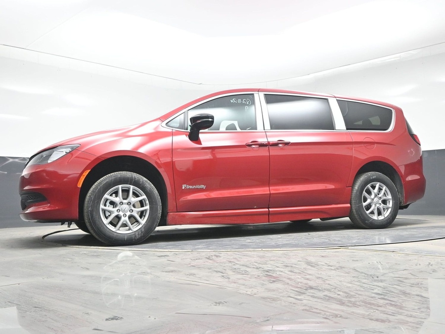 Red Chrysler Voyager image number 19