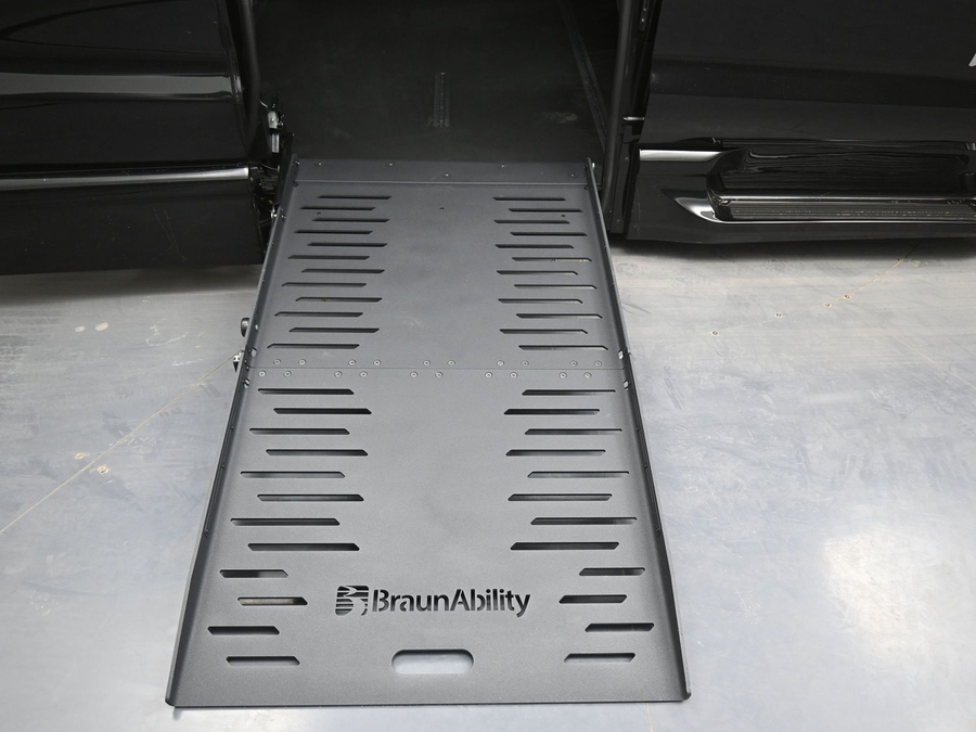 Black Chrysler Pacifica image number 10