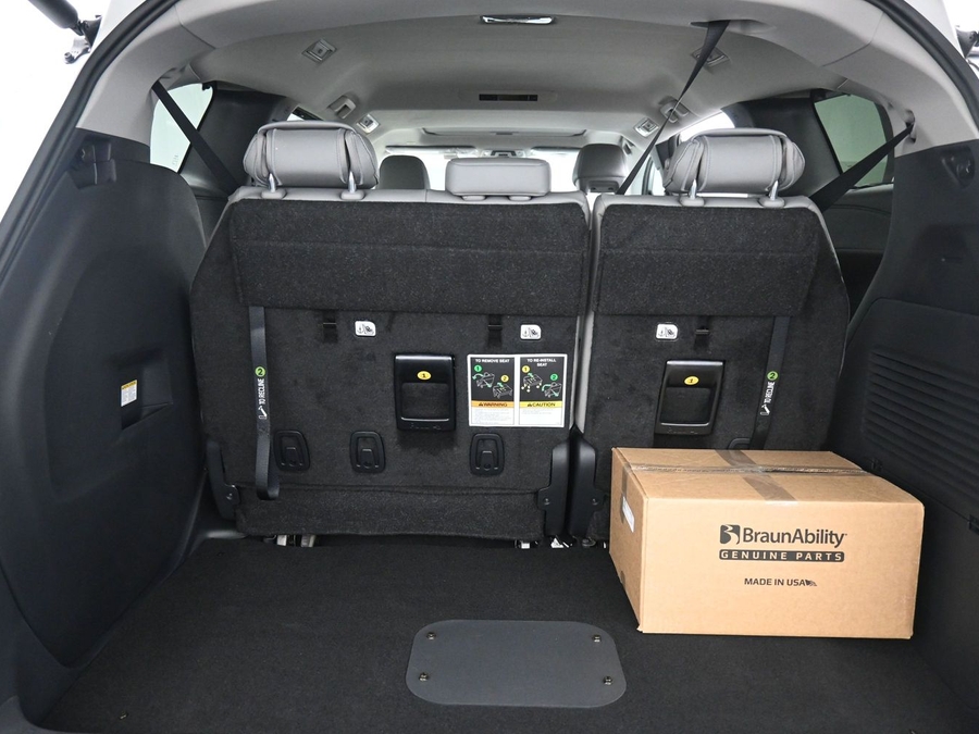 White Toyota Sienna image number 14