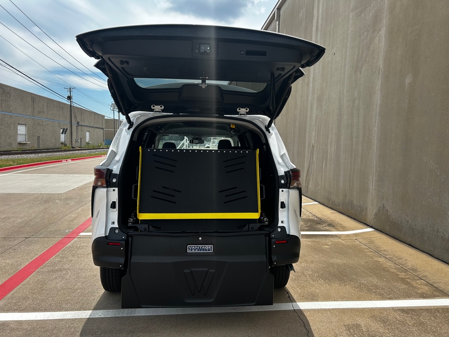 New 2026 Toyota Sienna Hybrid LE - Vantage Mobility Rear Entry Entry Fold Out Manual Ramp