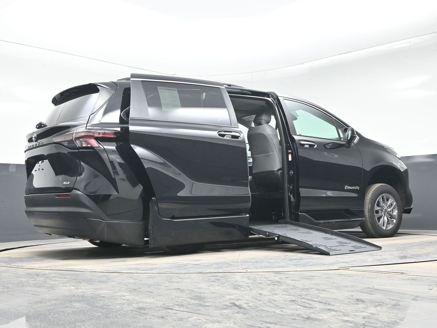 Black Toyota Sienna image number 20