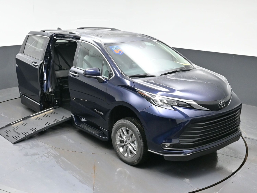New 2026 Toyota Sienna Hybrid XLE Base - BraunAbility Side Entry Entry Fold Out Automatic Ramp