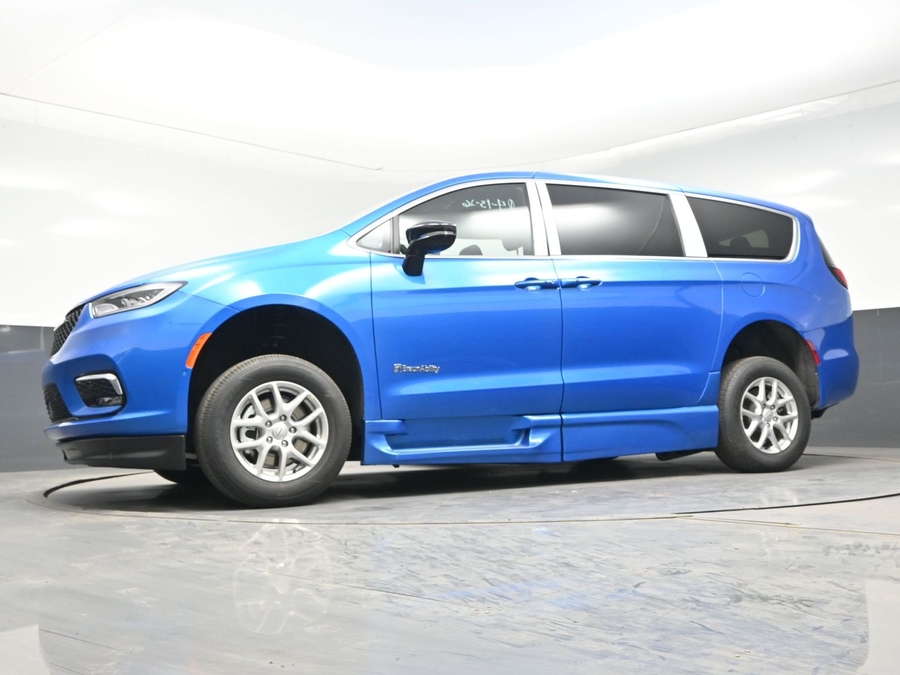 Blue Chrysler Pacifica image number 16