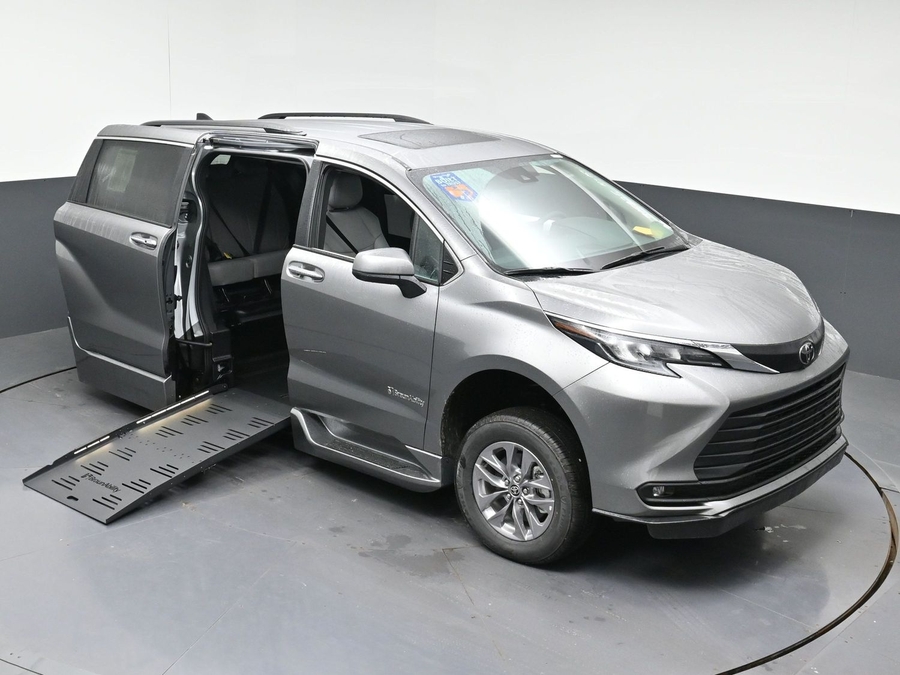 New 2026 Toyota Sienna Hybrid XLE Base - BraunAbility Side Entry Fold Out Automatic Ramp