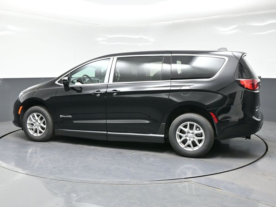 Black Chrysler Voyager image number 3
