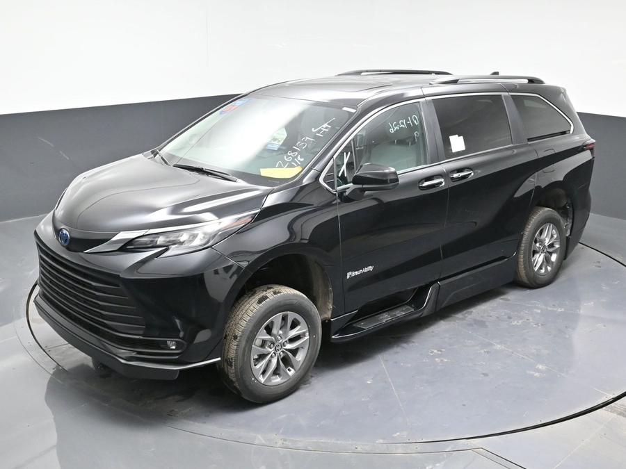 Black Toyota Sienna image number 23