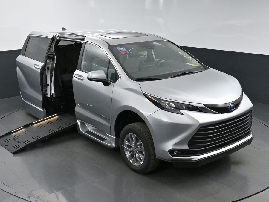New 2025 Toyota Sienna Hybrid XLE Base - BraunAbility Side Entry Entry Fold Out Automatic Ramp
