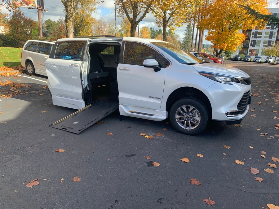 Used 2023 Toyota Sienna Hybrid XLE - BraunAbility Side Entry Entry In Floor Automatic Ramp