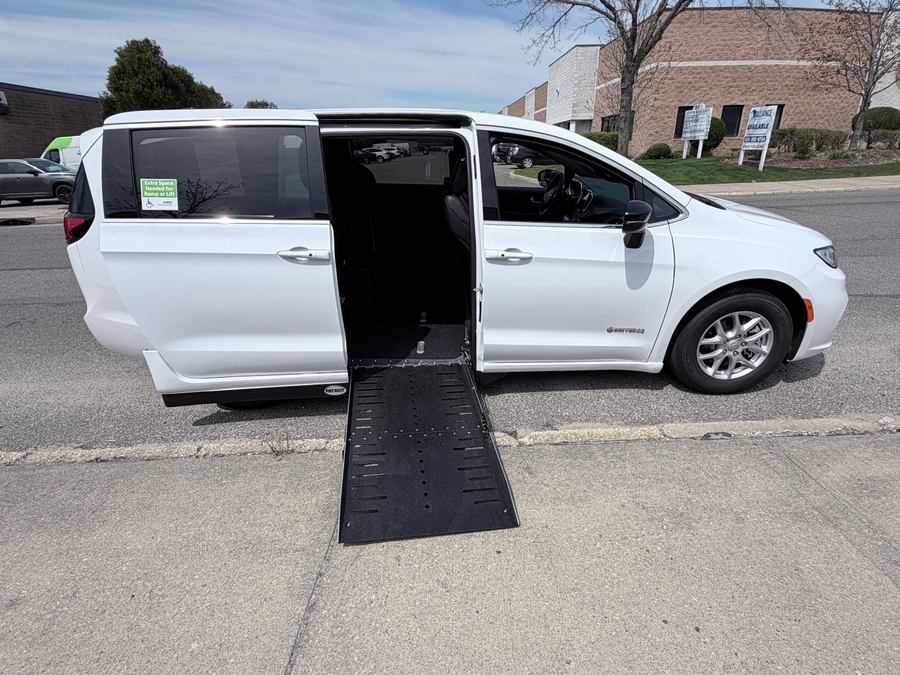 White Chrysler Pacifica image number 14