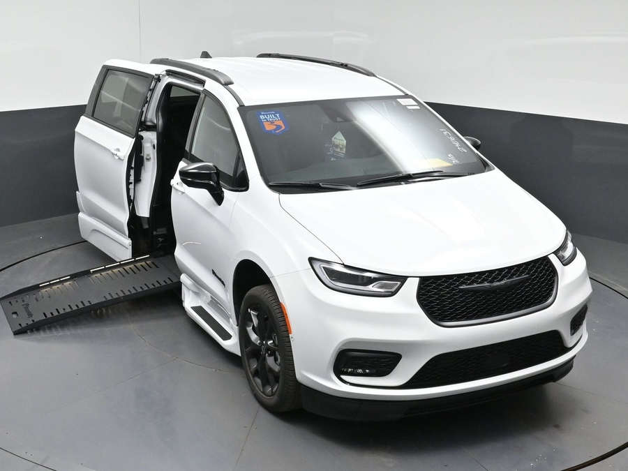 New 2026 Chrysler Pacifica Select Sport - BraunAbility Side Entry Fold Out Automatic Ramp