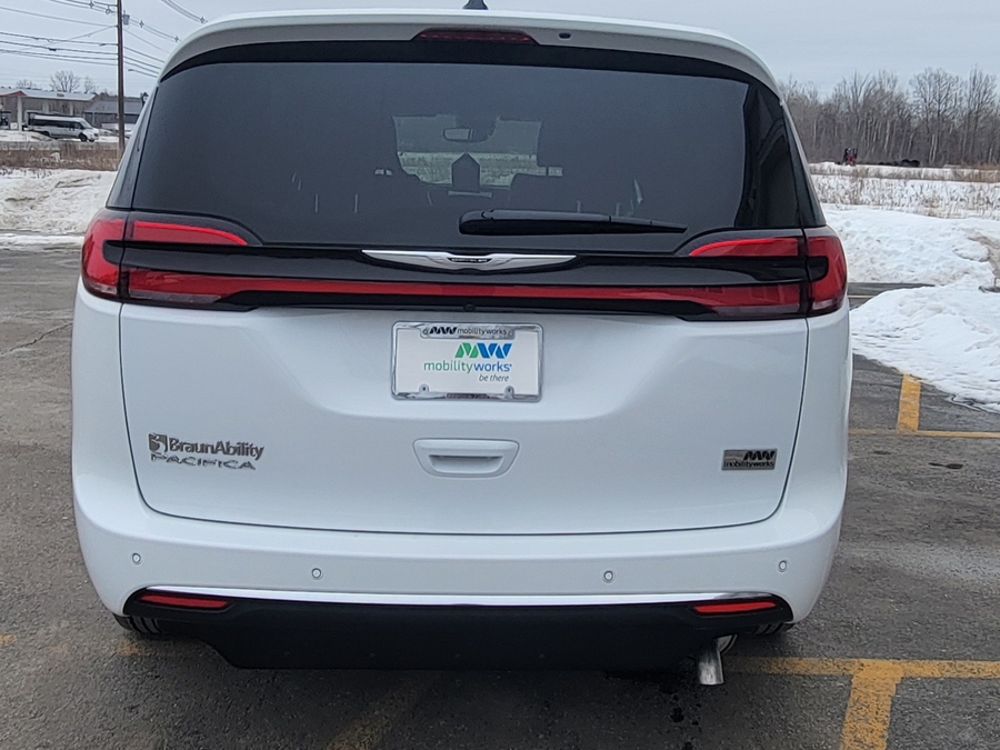 White Chrysler Pacifica image number 5