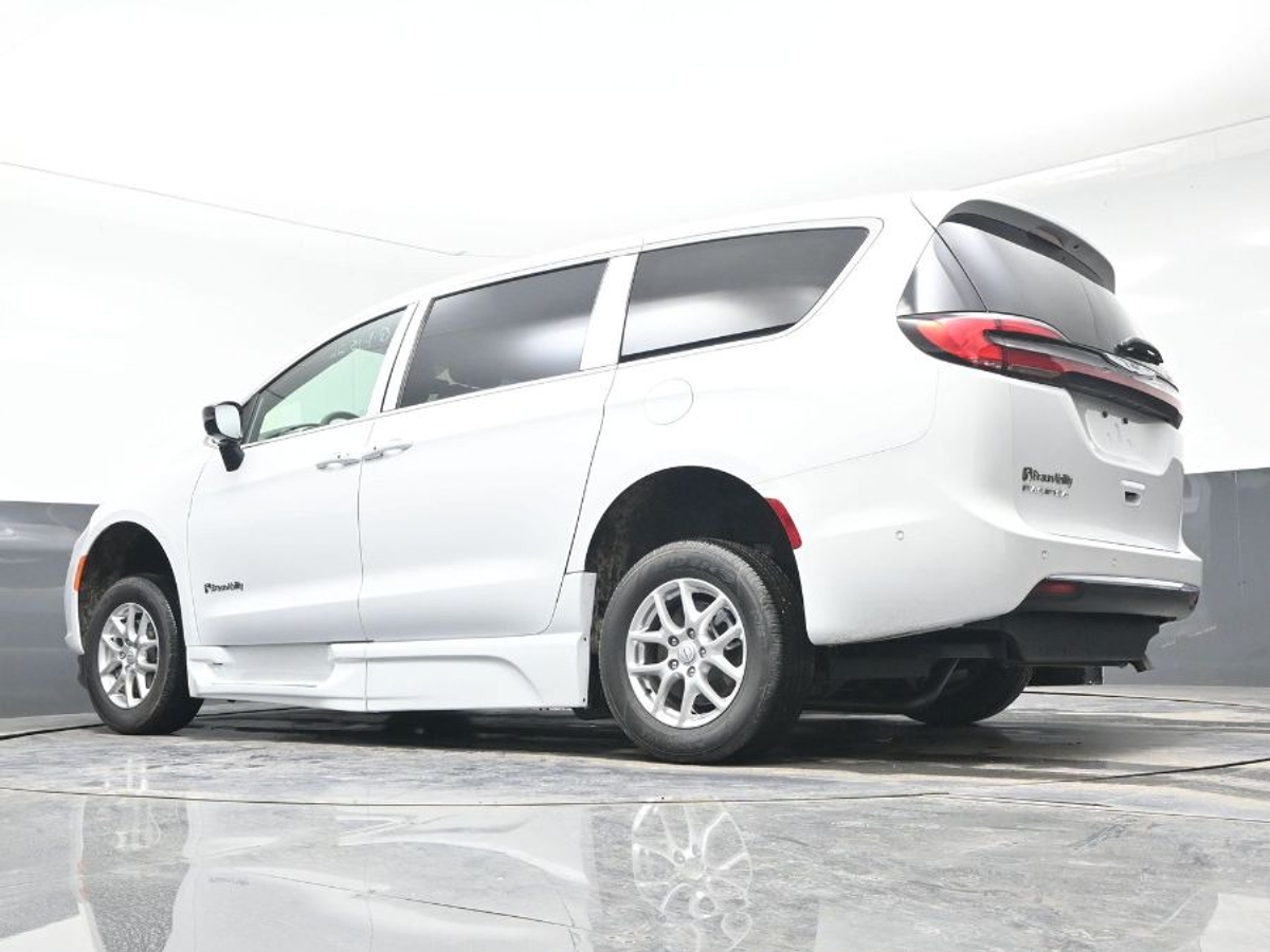 White Chrysler Pacifica image number 20