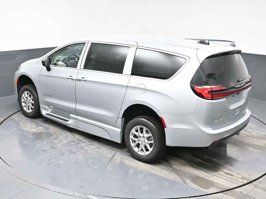 Silver Chrysler Pacifica image number 18