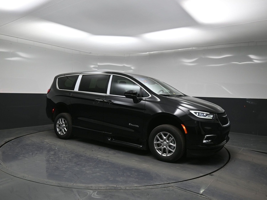 Black Chrysler Pacifica image number 17