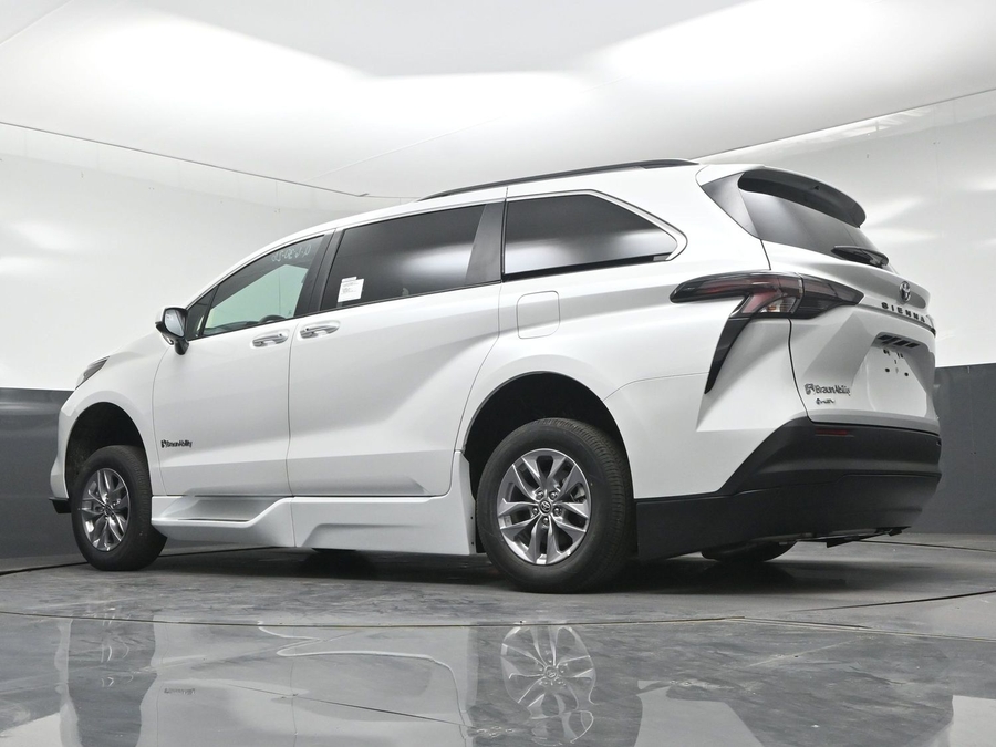 White Toyota Sienna image number 19
