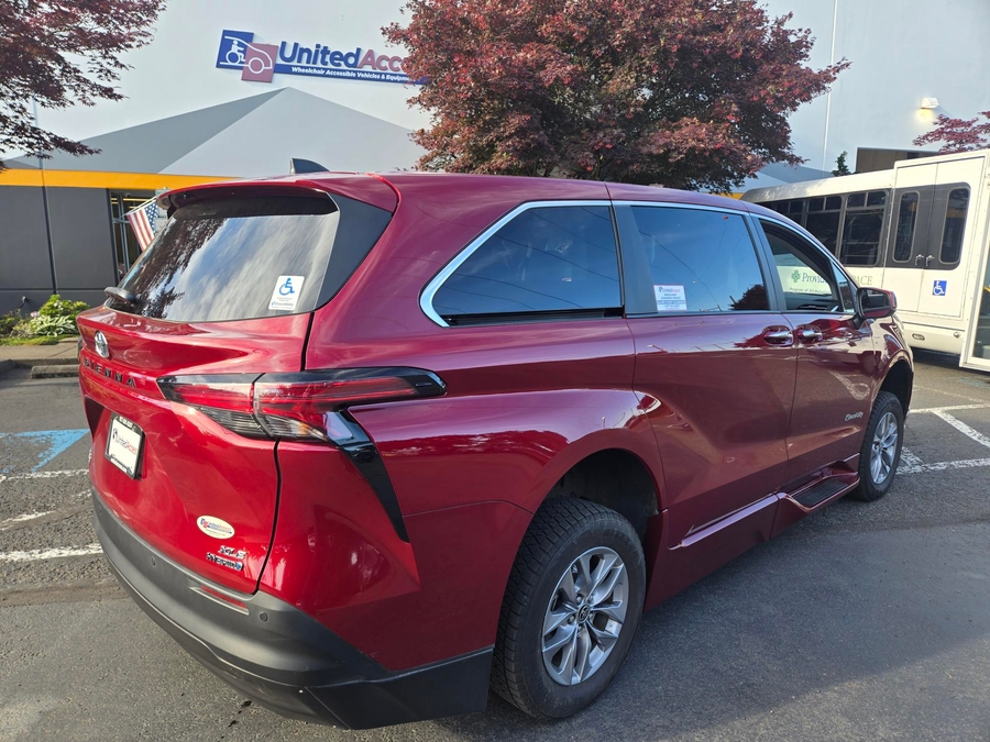 Used 2022 Toyota Sienna Hybrid XLE - BraunAbility Side Entry Fold Out Automatic Ramp