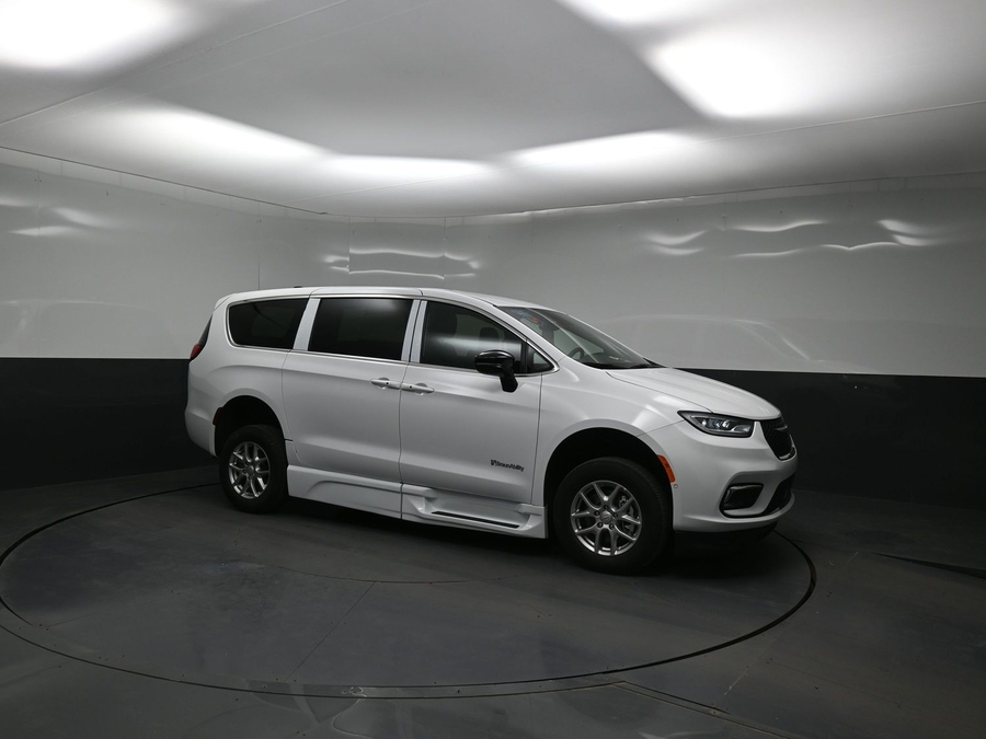 New 2026 Chrysler Pacifica Select Safety - BraunAbility Side Entry Entry Fold Out Automatic Ramp