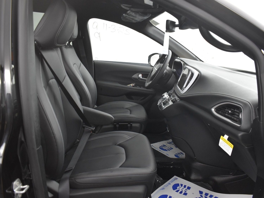 New 2025 Chrysler Pacifica Select Safety - BraunAbility Side Entry Entry In Floor Automatic Ramp