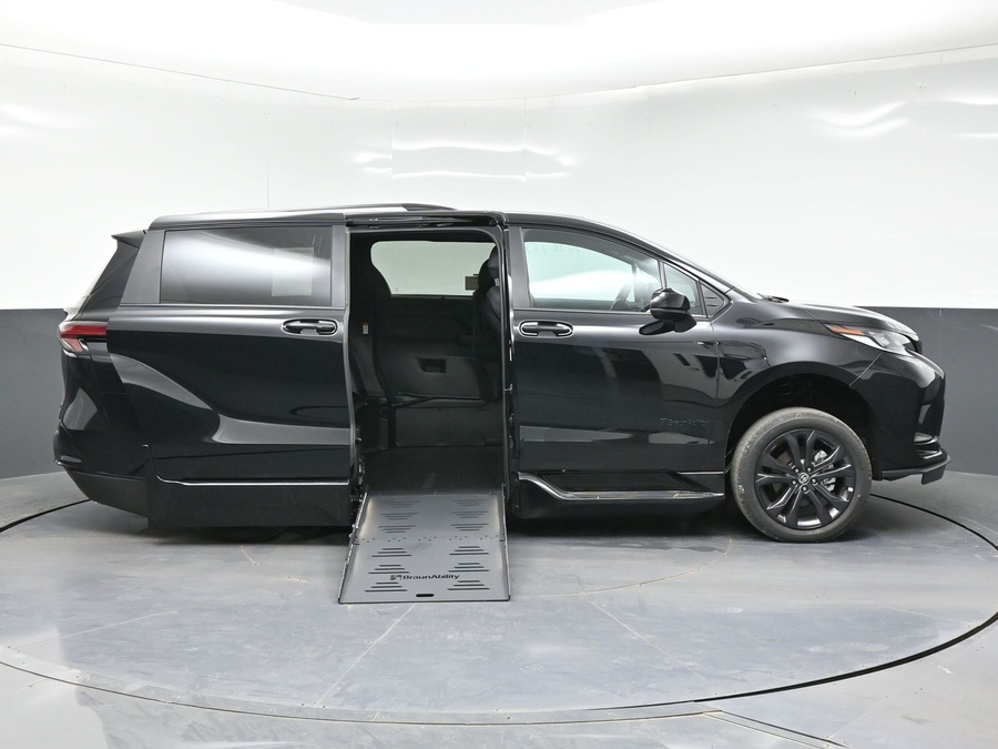 New 2026 Toyota Sienna Hybrid XSE Sport - BraunAbility Side Entry Fold Out Automatic Ramp