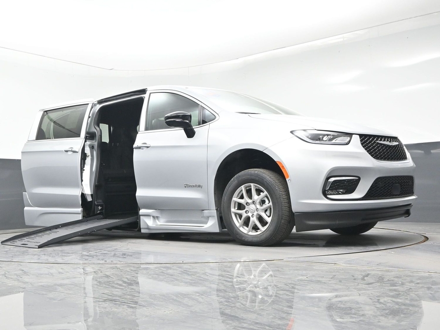 New 2026 Chrysler Pacifica Select Safety - BraunAbility Side Entry Entry Fold Out Automatic Ramp