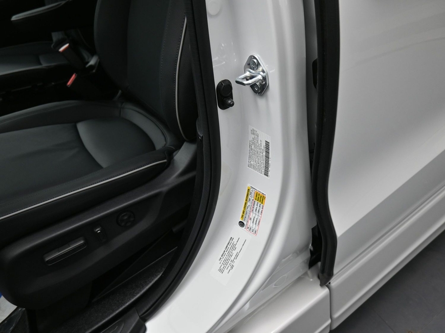 White Honda Odyssey image number 16