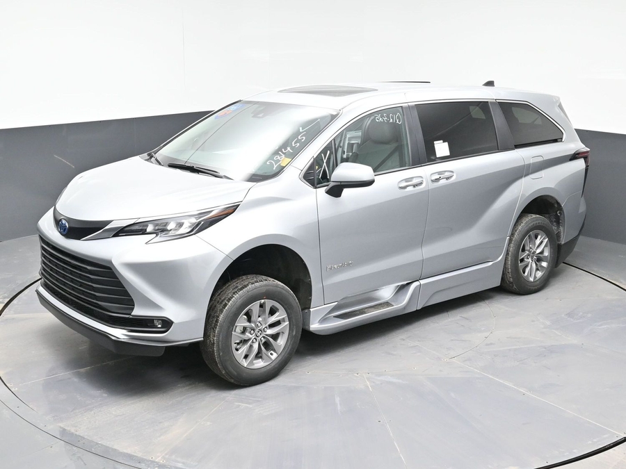 New 2025 Toyota Sienna Hybrid XLE Base - BraunAbility Side Entry Entry Fold Out Automatic Ramp