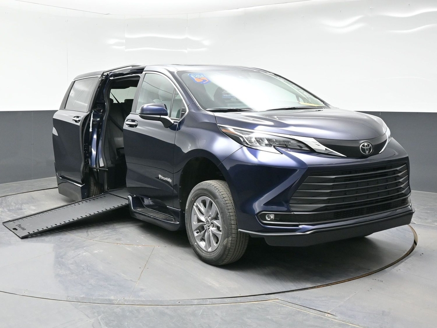 New 2026 Toyota Sienna Hybrid XLE Add - BraunAbility Side Entry Entry In Floor Automatic Ramp