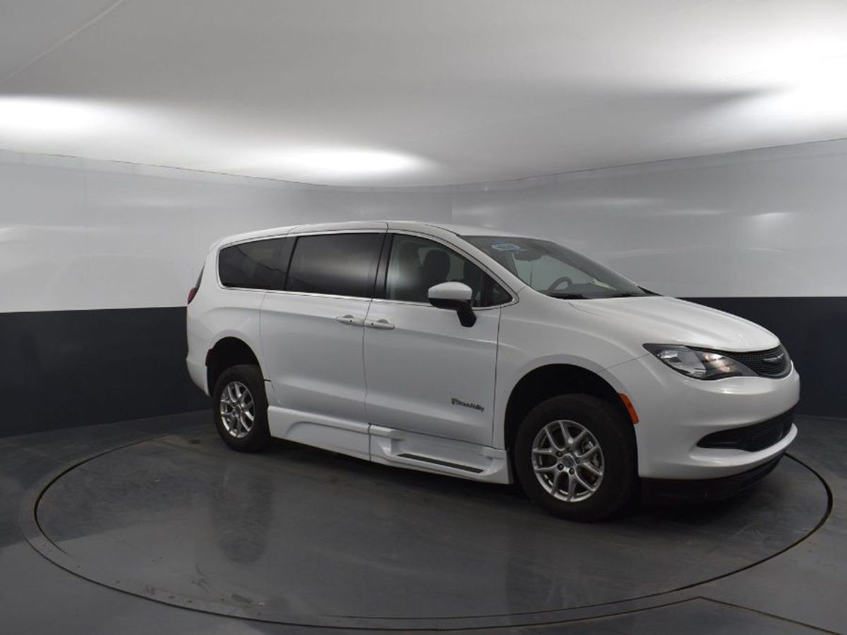 White Chrysler Voyager image number 17