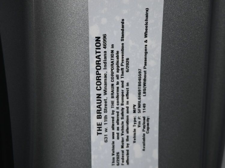 Silver Honda Odyssey image number 21