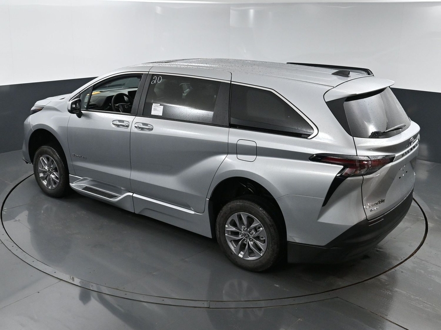 New 2025 Toyota Sienna Hybrid XLE Base - BraunAbility Side Entry Entry Fold Out Automatic Ramp