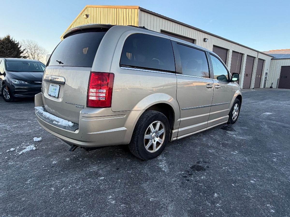 2009 CHRYSLER TOWN AND COUNTRY - Image 9