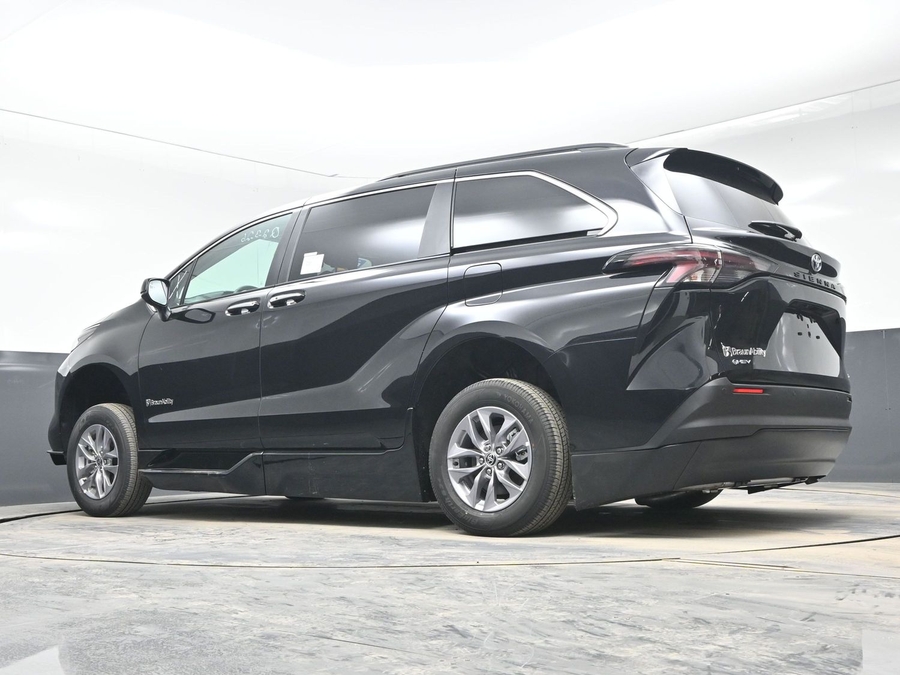Black Toyota Sienna image number 19