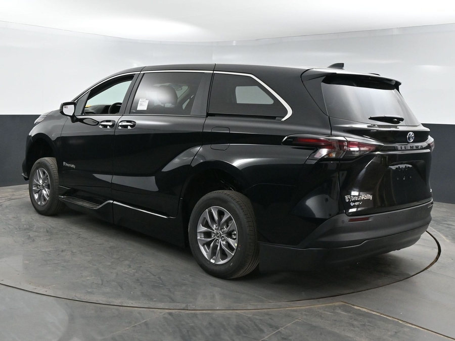 New 2025 Toyota Sienna Hybrid XLE Base - BraunAbility Side Entry Entry Fold Out Automatic Ramp
