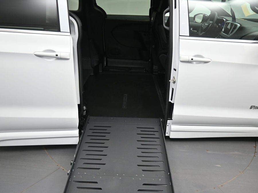 White Chrysler Pacifica image number 13