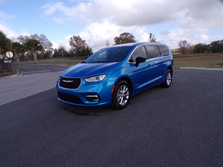 Blue Chrysler Pacifica image number 2