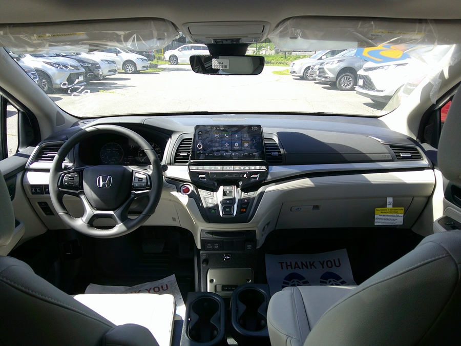 White Honda Odyssey image number 10