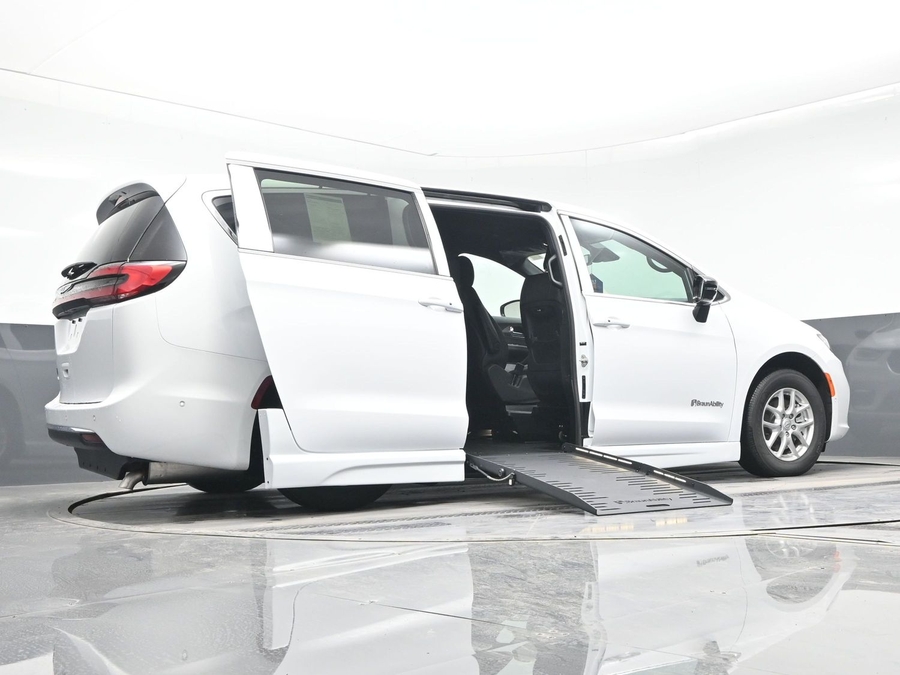 White Chrysler Pacifica image number 19