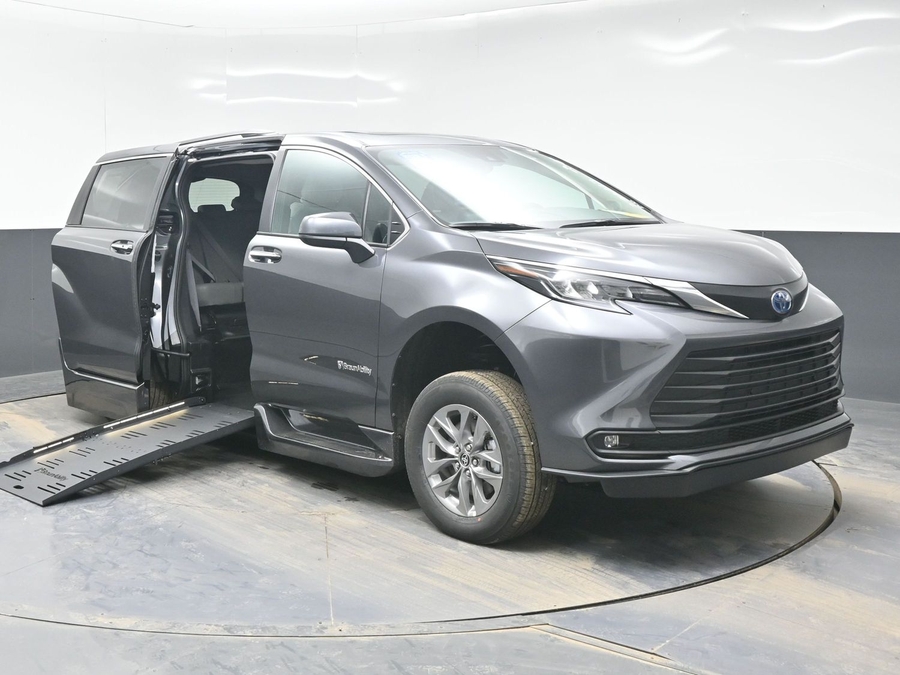 New 2025 Toyota Sienna Hybrid XLE Plus - BraunAbility Side Entry Entry Fold Out Automatic Ramp