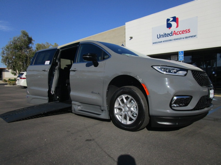 New 2025 Chrysler Pacifica Select Safety - BraunAbility Side Entry Entry Fold Out Automatic Ramp