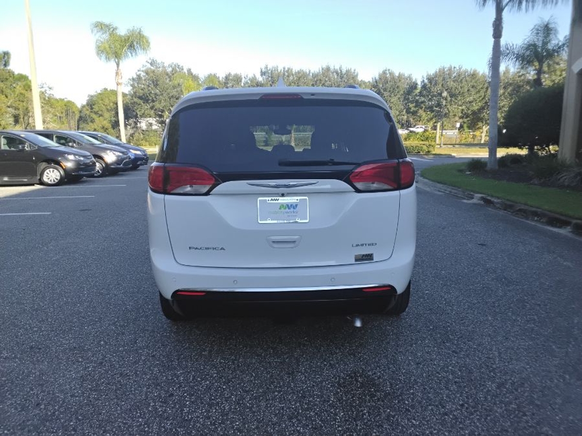 2017 CHRYSLER PACIFICA - Image 11