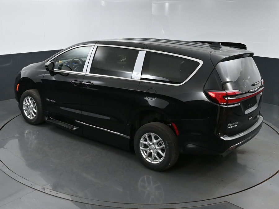 Black Chrysler Pacifica image number 24
